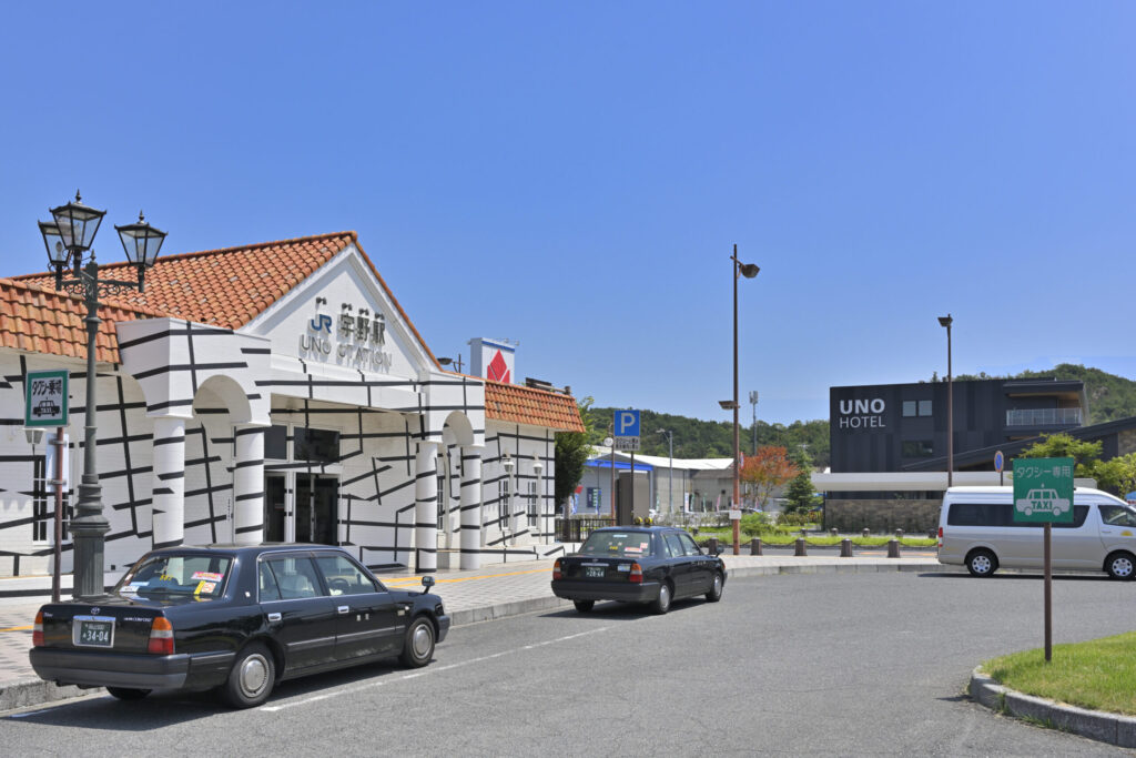 UNO HOTELから徒歩約１分にある宇野駅が実はアート作品