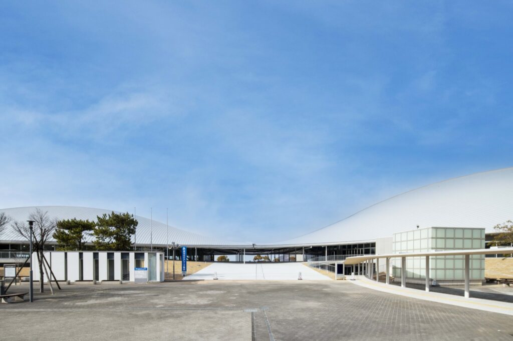 妹島和世が設計したあなぶきアリーナ香川（香川県立アリーナ）の外観。世界的に評価される特徴的な建築