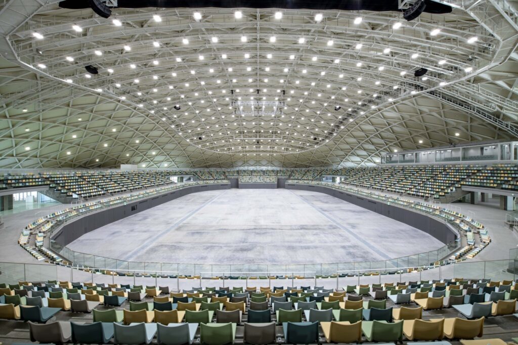 2025年には ベルサイユ賞を受賞。妹島和世が設計したあなぶきアリーナ香川（香川県立アリーナ）の内観