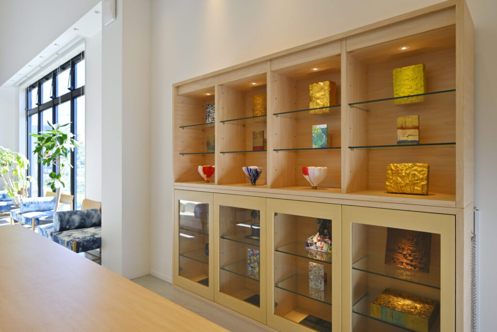 瀬戸内の空気感を取り入れた UNO HOTEL 空間。気軽に立ち寄れるアート展覧会を不定期開催