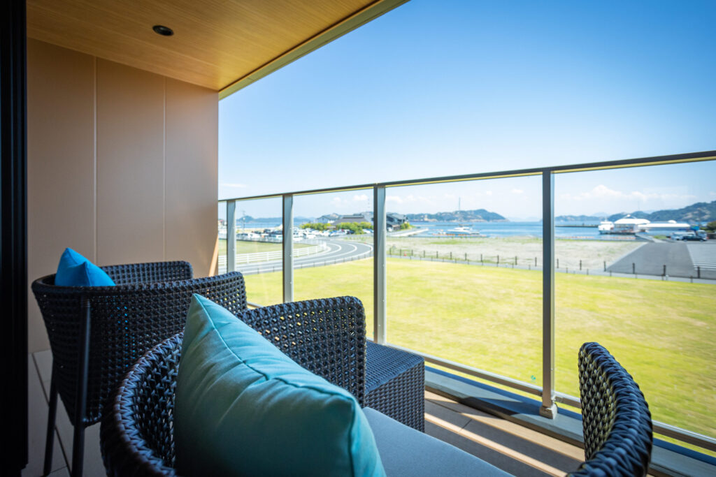 UNO HOTEL・海の見えるバルコム付きの客室でくつろぐ