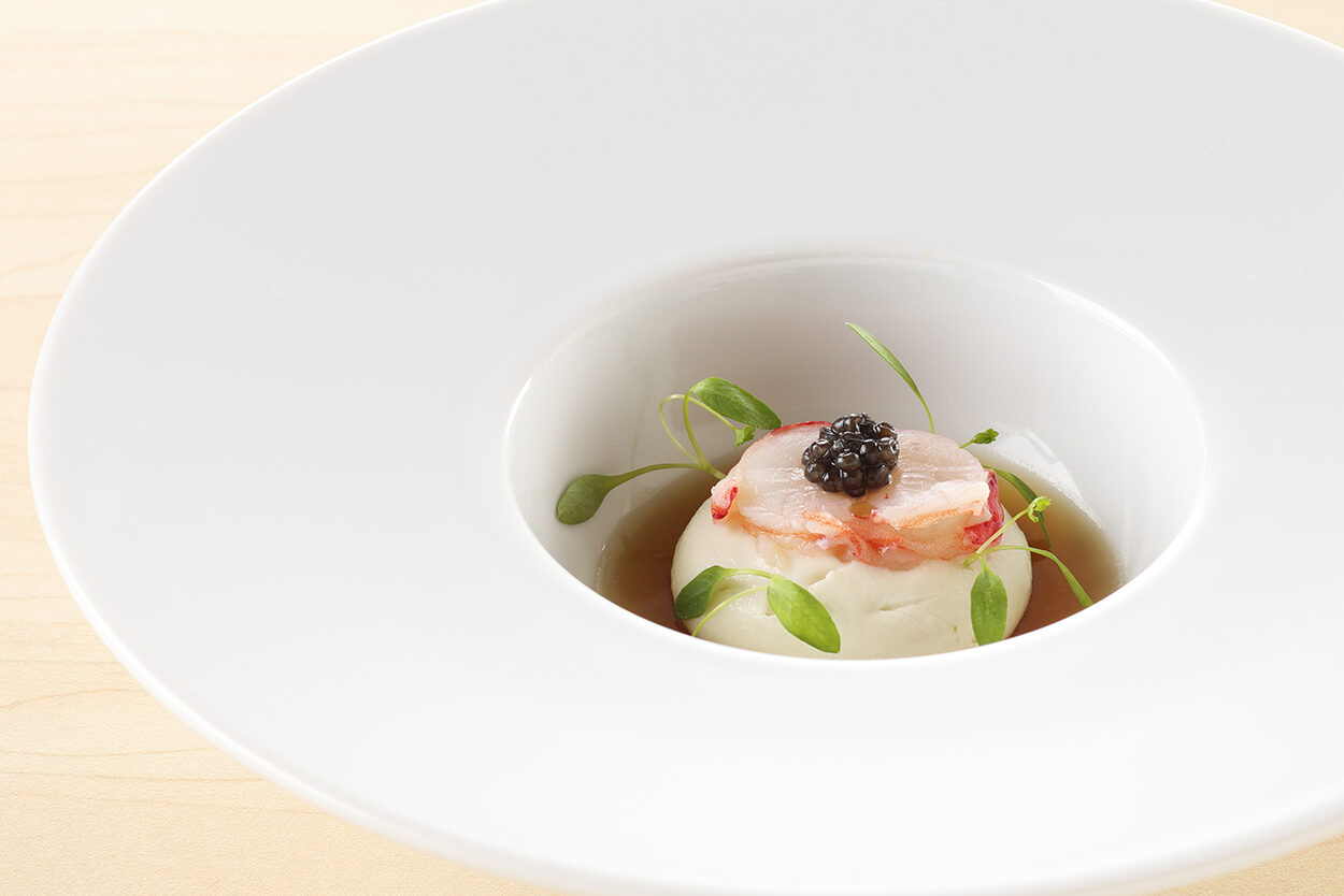 オマール海老とフェンネルのムースに新見キャビアを添えた一品