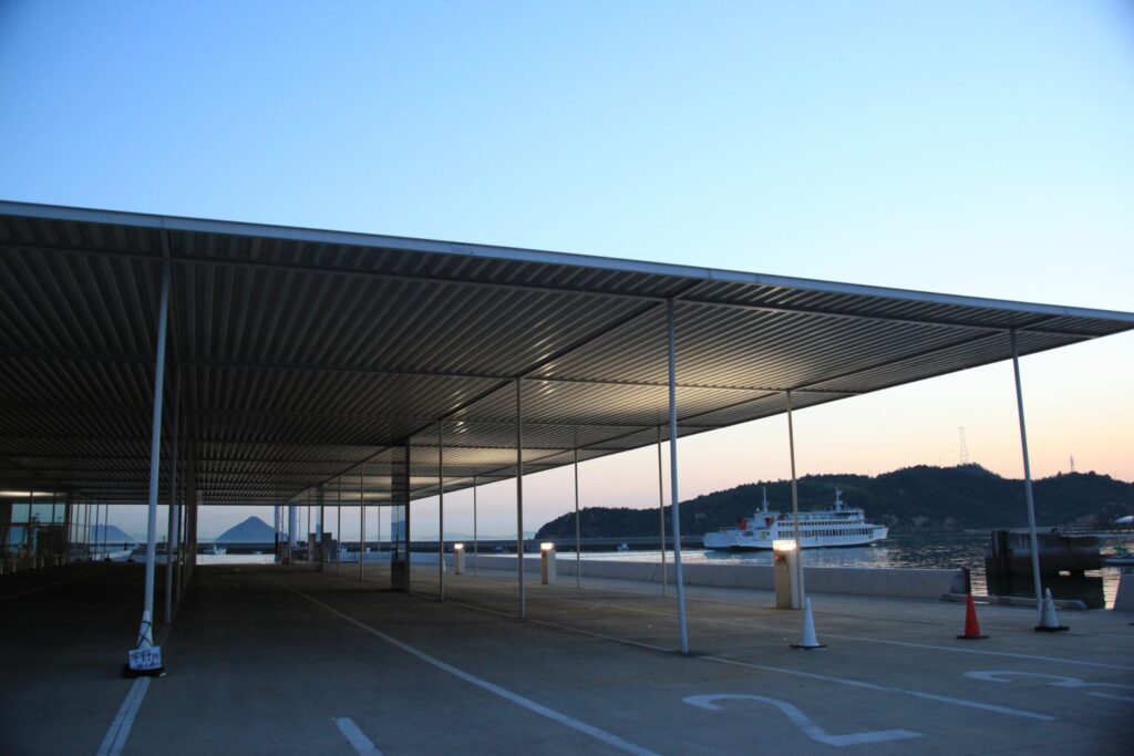 妹島和世が設計した直島の海の駅。