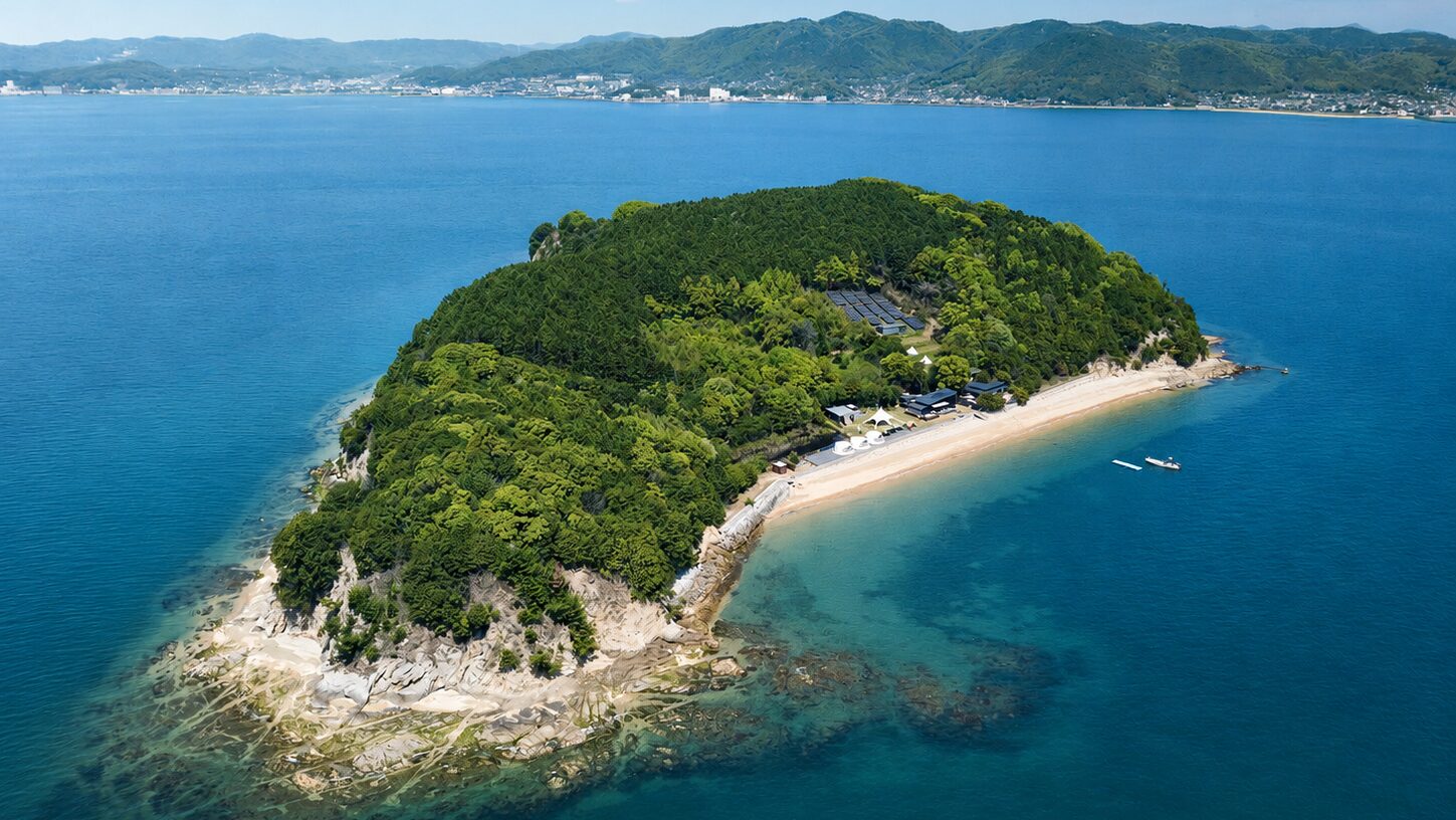 瀬戸内海に浮かぶ無人島KUJIRA-JIMAの海景色